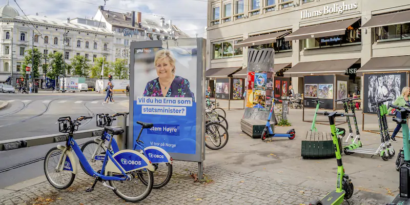 Un manifesto elettorale di Erna Solberg a Oslo (Ali Zare / NTB)