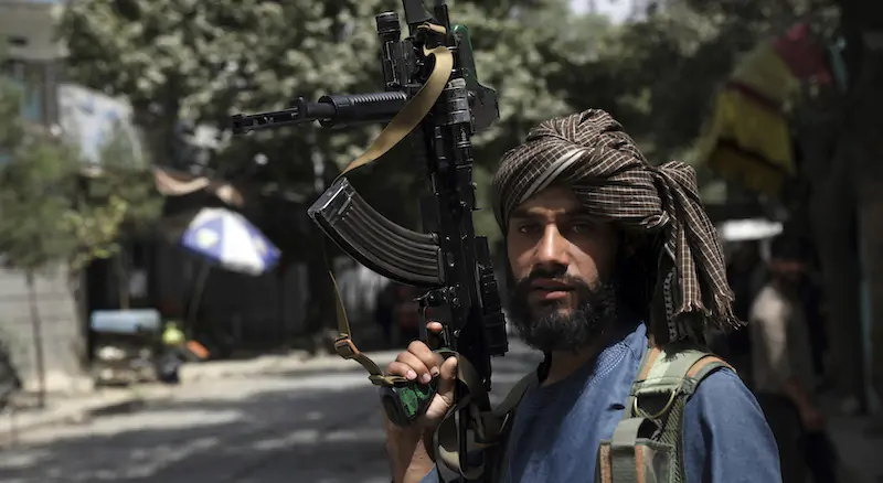 Un talebano a Kabul, 18 agosto 2021 (AP Photo/Rahmat Gul)