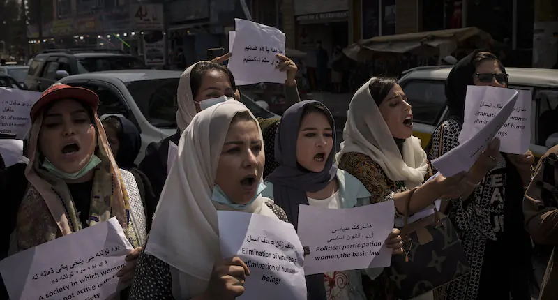 Alcune donne protestano a Kabul contro la nuova ordinanza del sindaco della città (AP Photo)