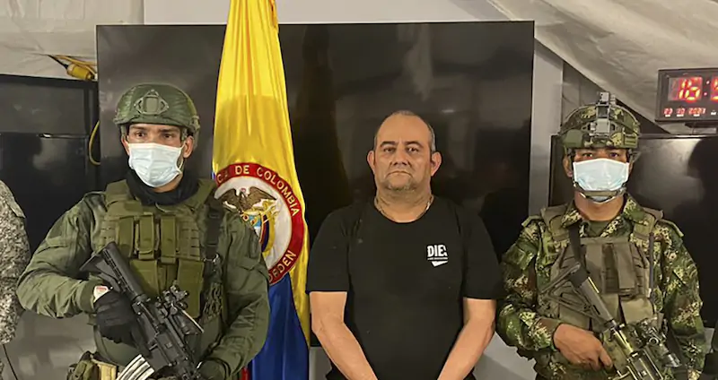 Otoniel, al centro, poco dopo la cattura (Ufficio stampa della presidenza colombiana via AP)