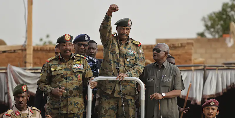 Il generale Abdel Fattah al-Burhan, al centro (AP Photo/Hussein Malla)