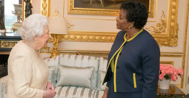 La regina Elisabetta II con la governatrice generale di Barbados, Sandra Mason, oggi diventata presidente, Buckingham Palace, Londra, 28 marzo 2018 (Steve Parsons - WPA Pool/ Getty Images)
