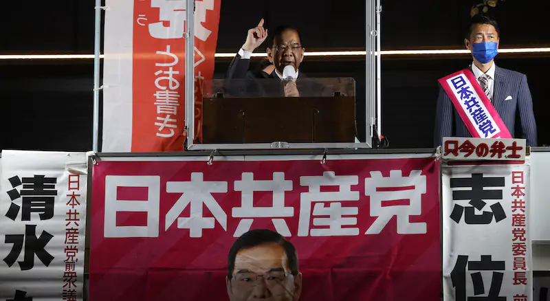 Tadashi Shimizu, candidato del Partito Comunista giapponese, durante la campagna elettorale (Buddhika Weerasinghe/Getty Images)