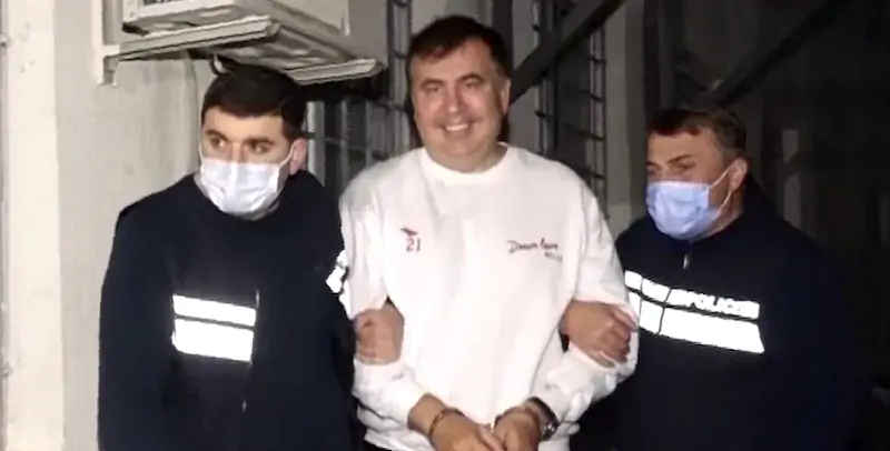 Mikheil Saakashvili al momento dell'arresto (Ministero dell'Interno georgiano via AP)