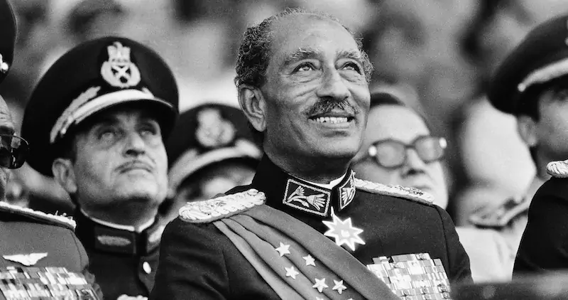 Il presidente egiziano Anwar al Sadat alla parata militare del 6 ottobre 1981, in cui fu ucciso (AP Photo/Bill Foley, File)