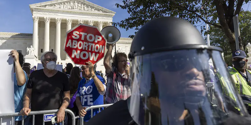 Un gruppo di uomini manifestano contro l'aborto durante un corteo organizzato dalle attiviste femministe contro la legge sull'interruzione volontaria di gravidanza in Texas, a Washington, il 2 ottobre 2021 (Tasos Katopodis/Getty Images)
