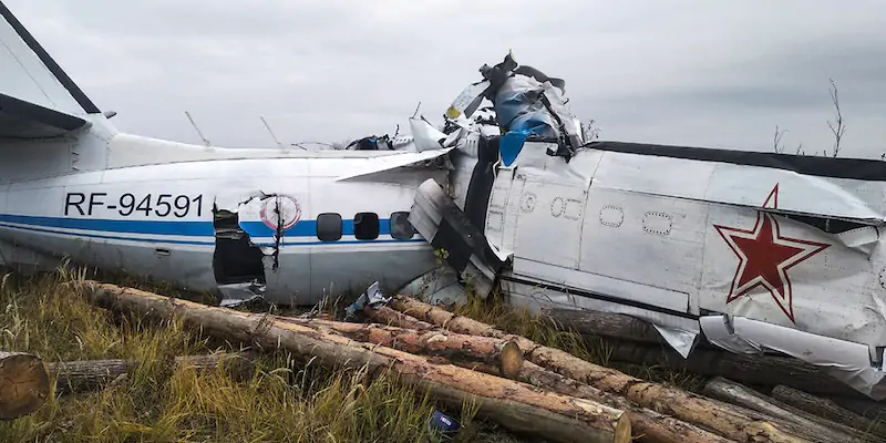 L'aereo precipitato nel Tatarstan, il 10 ottobre 2021 (Ufficio stampa del ministero delle Emergenze russo via AP, La Presse)
