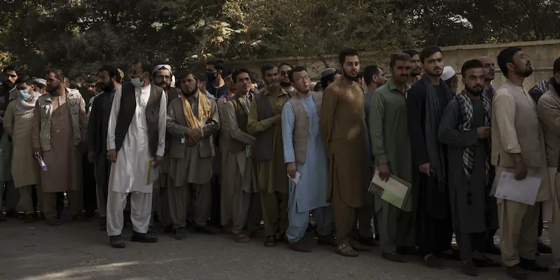 In fila all'esterno di un ufficio governativo da poco riaperto a Kabul, per chiedere il passaporto, il 6 ottobre 2021 (AP Photo/Felipe Dana, La Presse)