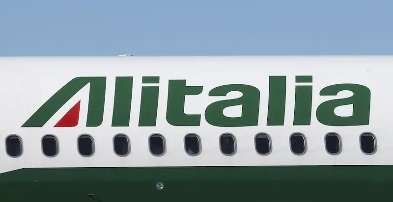 Un aereo Alitalia all'aeroporto di Milano Linate (AP Photo/Antonio Calanni)