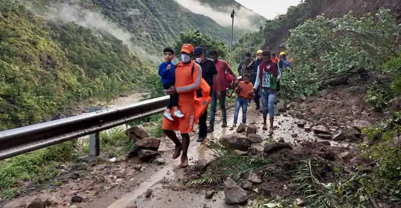 Almeno 46 persone sono morte per un'alluvione nel nord dell'India
