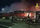 Un incendio ha distrutto almeno venti autobus in una rimessa dell'Atac, a Roma