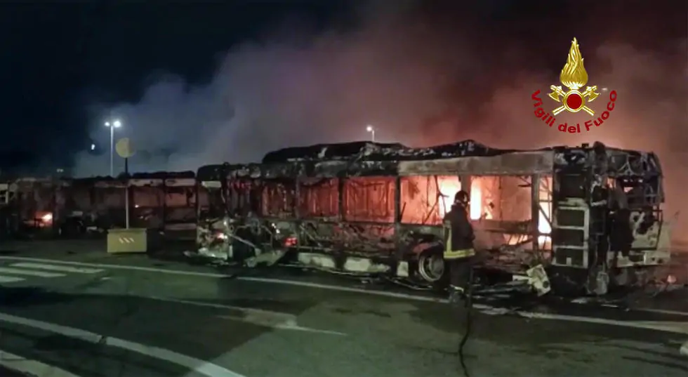 Un incendio ha distrutto almeno venti autobus in una rimessa dell'Atac, a Roma
