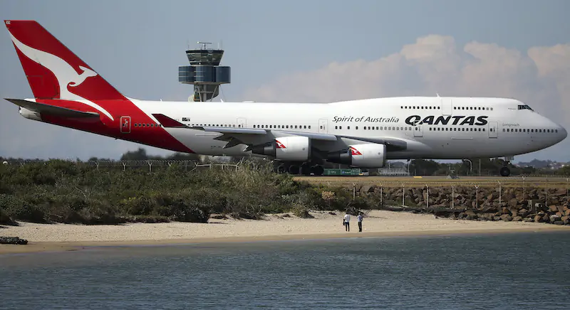 Un aereo in procinto di decollare, in Australia (AP Photo/Rick Rycroft, File)