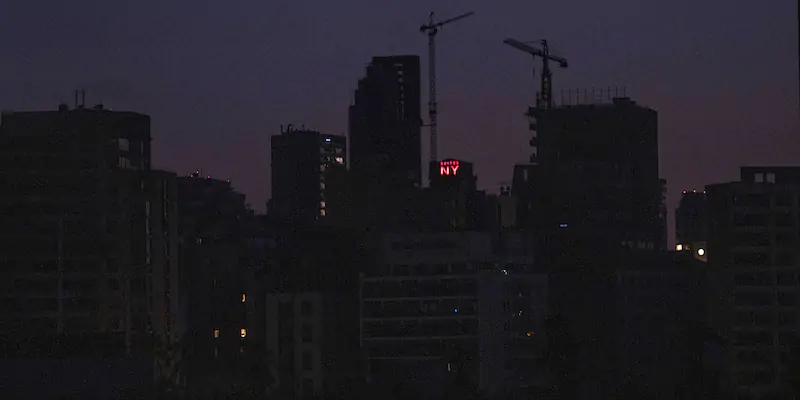 Palazzi di Beirut durante un blackout, il 19 agosto 2021 (AP Photo/ Hassan Ammar, La Presse)