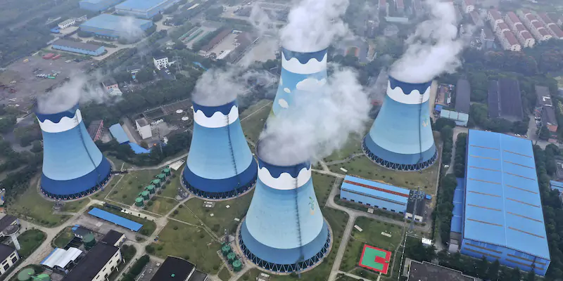 Torri di raffreddamento della centrale elettrica alimentata a carbone di Nanchino, in Cina, il 27 settembre 2021 (Chinatopix via AP, La Presse)