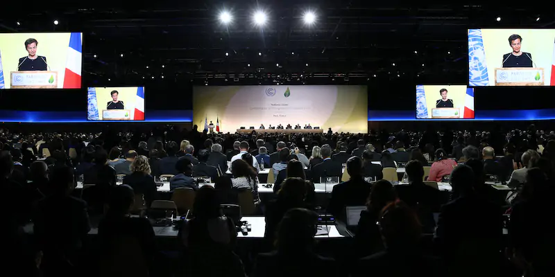 La sessione d'apertura della COP21 a Parigi, il 30 novembre 2015, durante il discorso di Christiana Figueres, all'epoca segretaria esecutiva della Convenzione quadro delle Nazioni Unite sui cambiamenti climatici, l'UNFCCC (Carl Court/Getty Images)