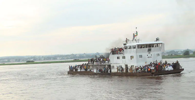 Una barca sul fiume Congo, nel 2014 (AP Photo/John Bompengo)