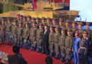 Perché nella foto di Kim Jong-un coi militari della Corea del Nord c'è un soldato con una tuta aderente blu