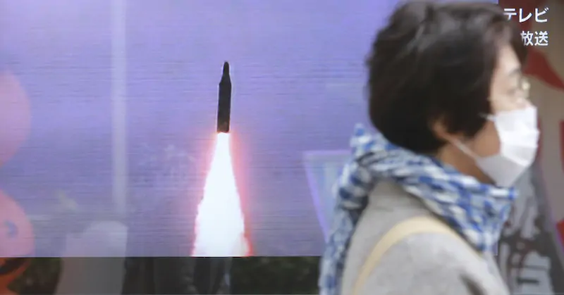 Un notiziario giapponese che parla del lancio missilistico fatto dalla Corea del Nord (AP Photo/Koji Sasahara)
