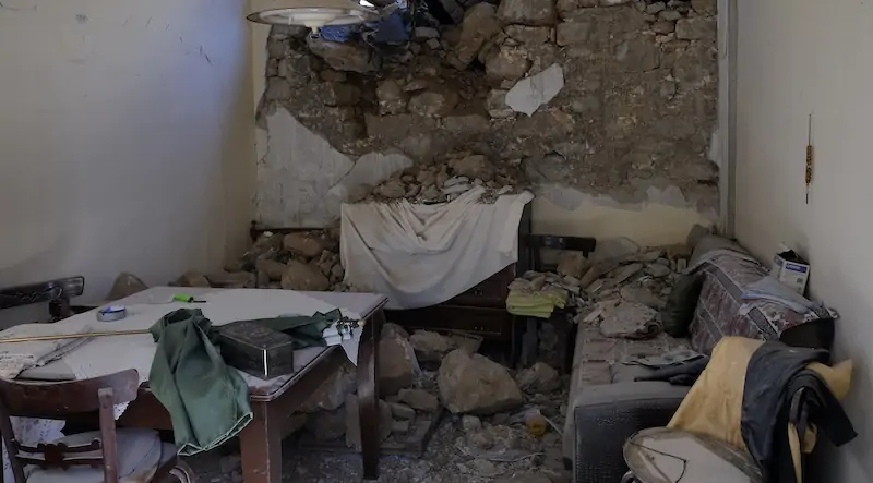 Una casa danneggiata dal terremoto che ha interessato l'isola di Creta due settimane fa (AP Photo/Harry Nakos)