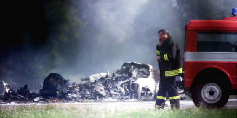 I resti del Cessna dopo l'incidente dell'8 ottobre 2001 a Linate (Ansa/Carlo Ferraro) 