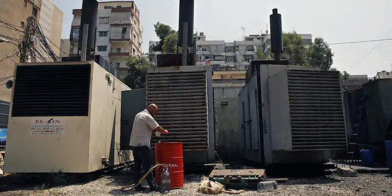 Generatori a gasolio a Beirut, in Libano (AP Photo/Bilal Hussein, La Presse)