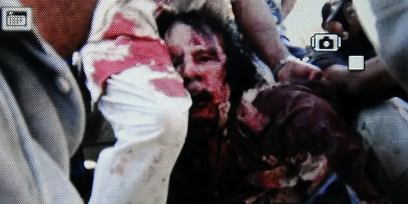 Fermo immagine di un video che ritrae Gheddafi in mano ai ribelli (ANSA/AFP/Philippe Desmazes)
