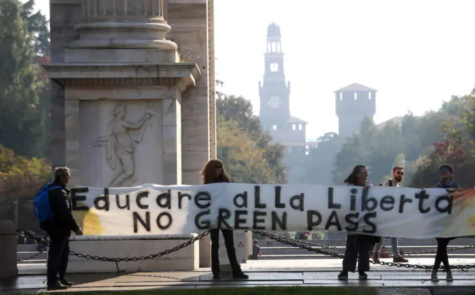 Manifestanti a Milano, all'Arco della Pace (ANSA / MATTEO BAZZI)