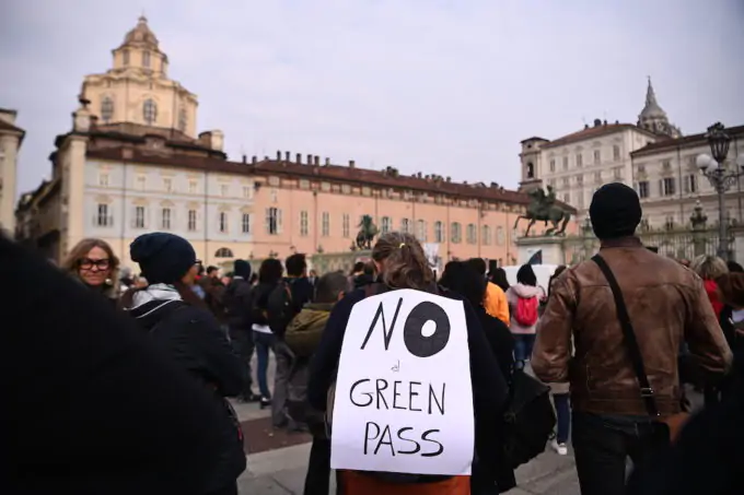 La protesta contro il Green Pass a Torino (Marco Alpozzi/LaPresse)