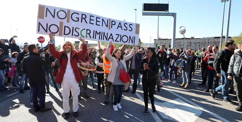 La protesta al porto di Trieste 
(ANSA/PAOLO GIOVANNINI)
