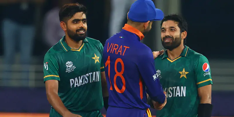 Il capitano dell'India, Virat Kohli, si congratula con i pakistani Mohammad Rizwan e Babar Azam (Francois Nel/Getty Images)