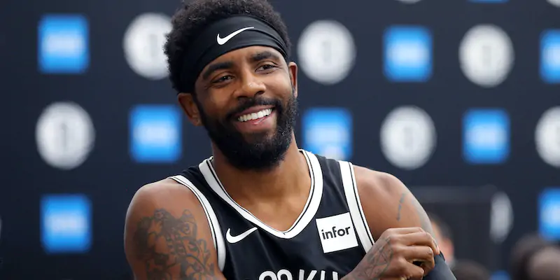 Kyrie Irving in conferenza stampa (Mike Lawrie/Getty Images)