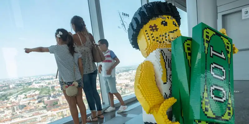 Una scultura di LEGO dentro palazzo Lombardia a Milano (LaPresse)