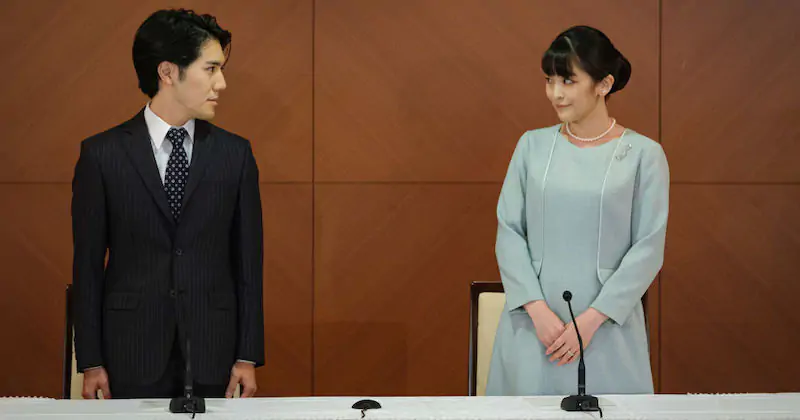 Kei Komuro e la principessa Mako del Giappone durante la conferenza stampa per annunciare il loro matrimonio, al Grand Arc Hotel di Tokyo, martedì 26 ottobre (Nicolas Datiche - Pool/ Getty Images)