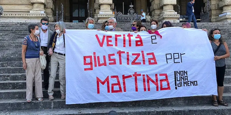 Una manifestazione davanti alla Corte di Cassazione a Roma il 26 agosto in occasione del processo per la morte di Martina Rossi (Cecilia Fabiano/ Lapresse)