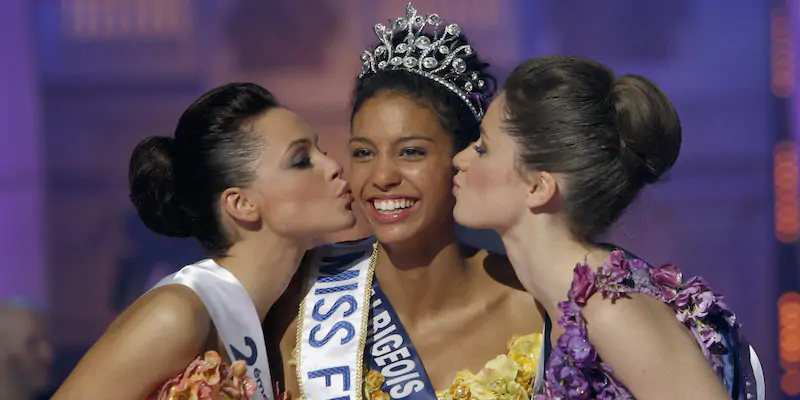 Chloé Mortaud, Miss Francia 2009, con la seconda e la terza classificata (AP Photo/Jacques Brinon)