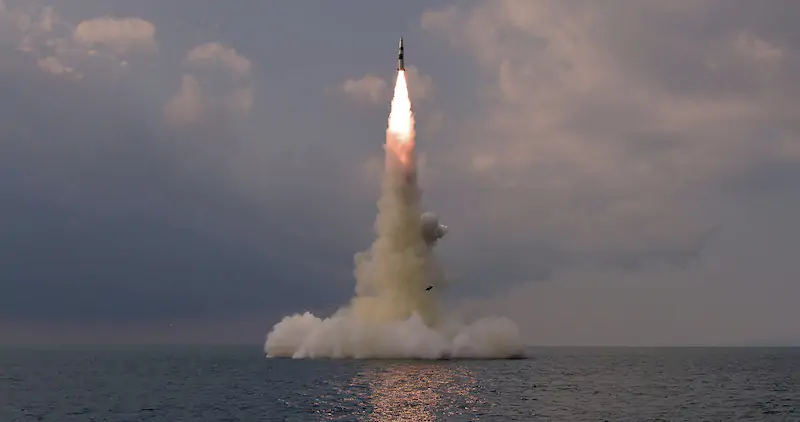 Un'immagine del missile diffusa dall’agenzia statale di news nordcoreana, la KCNA (Korean Central News Agency/Korea News Service via AP)
