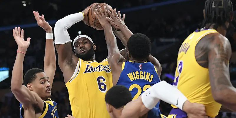 LeBron James nella partita di esordio dei Los Angeles Lakers contro i Golden State Warriors (Kevork Djansezian/Getty Images)