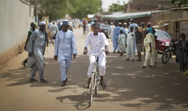 Un ragazzo in bicicletta a Daura, in Nigeria (AP Photo/Ben Curtis, File)