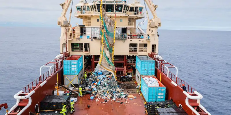 Ripescare la plastica dagli oceani è davvero una buona idea?