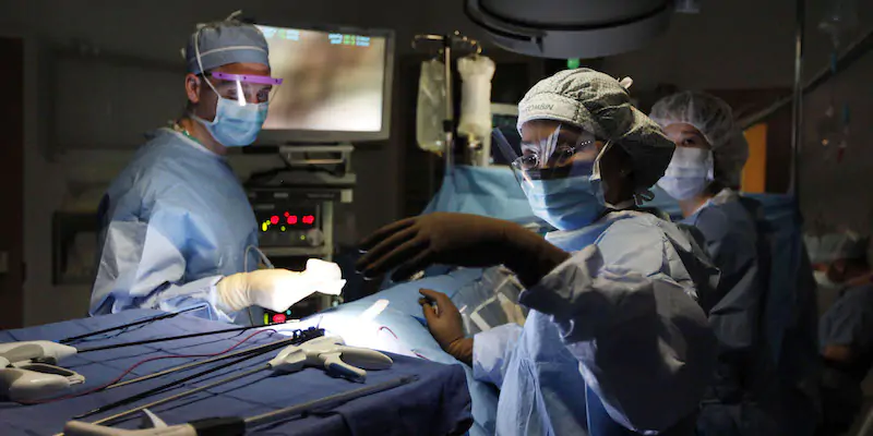 Il prelievo di un rene sano da un donatore in un ospedale americano, il 4 dicembre 2009 (AP Photo/Manuel Balce Ceneta, La Presse)