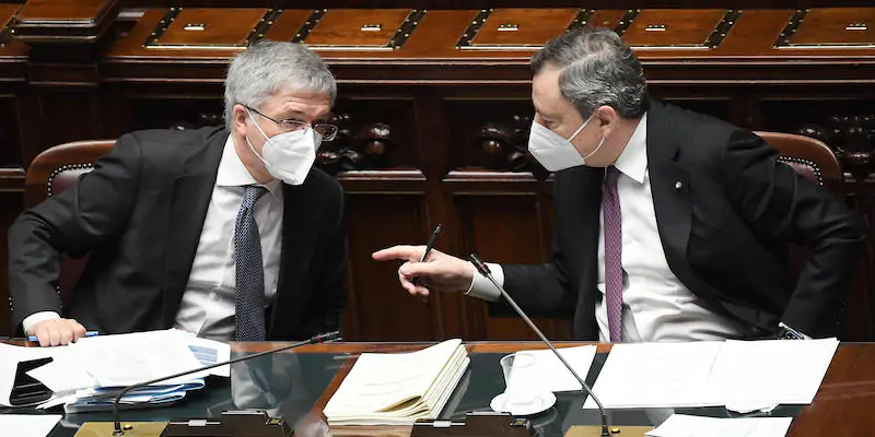 Il ministro dell'Economia Daniele Franco e il presidente del Consiglio Mario Draghi (ANSA/ETTORE FERRARI)