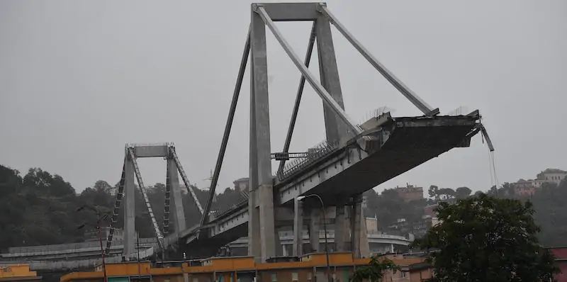 Il ponte Morandi, dopo il crollo del 14 agosto 2018 (ANSA/LUCA ZENNARO)