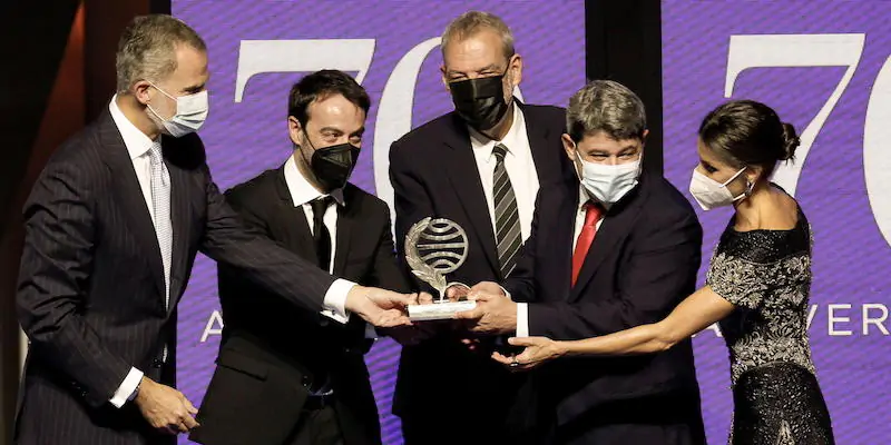 Il re di Spagna Felipe, a sinistra, e la regina Letizia consegnano il premio letterario Planeta a Agustín Martínez, secondo da sinistra, Jorge Díaz, al centro, e Antonio Mercero per il romanzo "La bestia", a Barcellona, il 15 ottobre 2021 (EPA/Quique Garcia, ANSA)