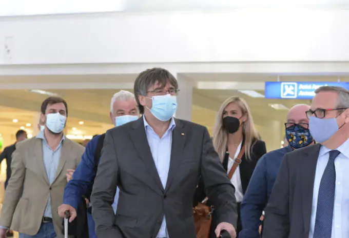 Carles Puigdemont insieme al suo avvocato Gonzalo Boje all'arrivo all'aeroporto di Alghero (ANSA/CLAUDIA SANCIUS)