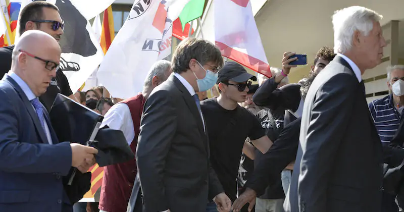 Carles Puigdemont entra in tribunale a Sassari (Claudia Sancius/Ansa)
