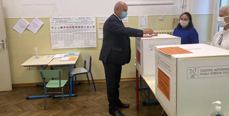 Il sindaco uscente di Trieste Roberto Dipiazza che si è ricandidato mentre vota, Trieste, 3 ottobre 2021.
(ANSA/Benedetta Moro)