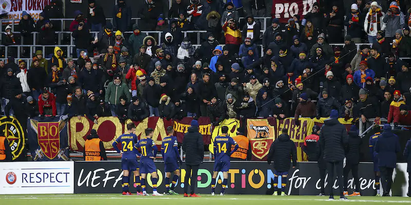 I giocatori della Roma davanti ai loro tifosi dopo la sconfitta (Mats Torbergsen/NTB Scanpix via AP)