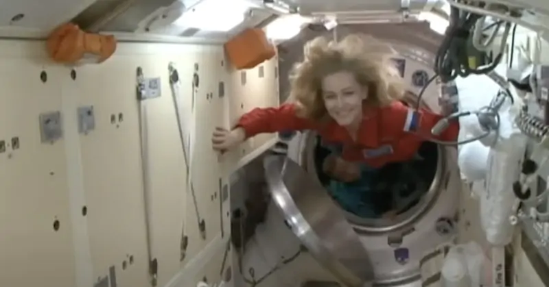 L’attrice Yulia Peresild e il regista Klim Shipenko al loro ingresso nella Stazione Spaziale Internazionale (Roscosmos)