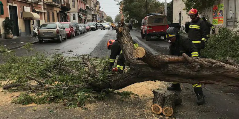 I Vigili del fuoco intervengono per i danni causati dal maltempo a Catania, il 24 ottobre del 2021. (ANSA / us Vigili del Fuoco) 